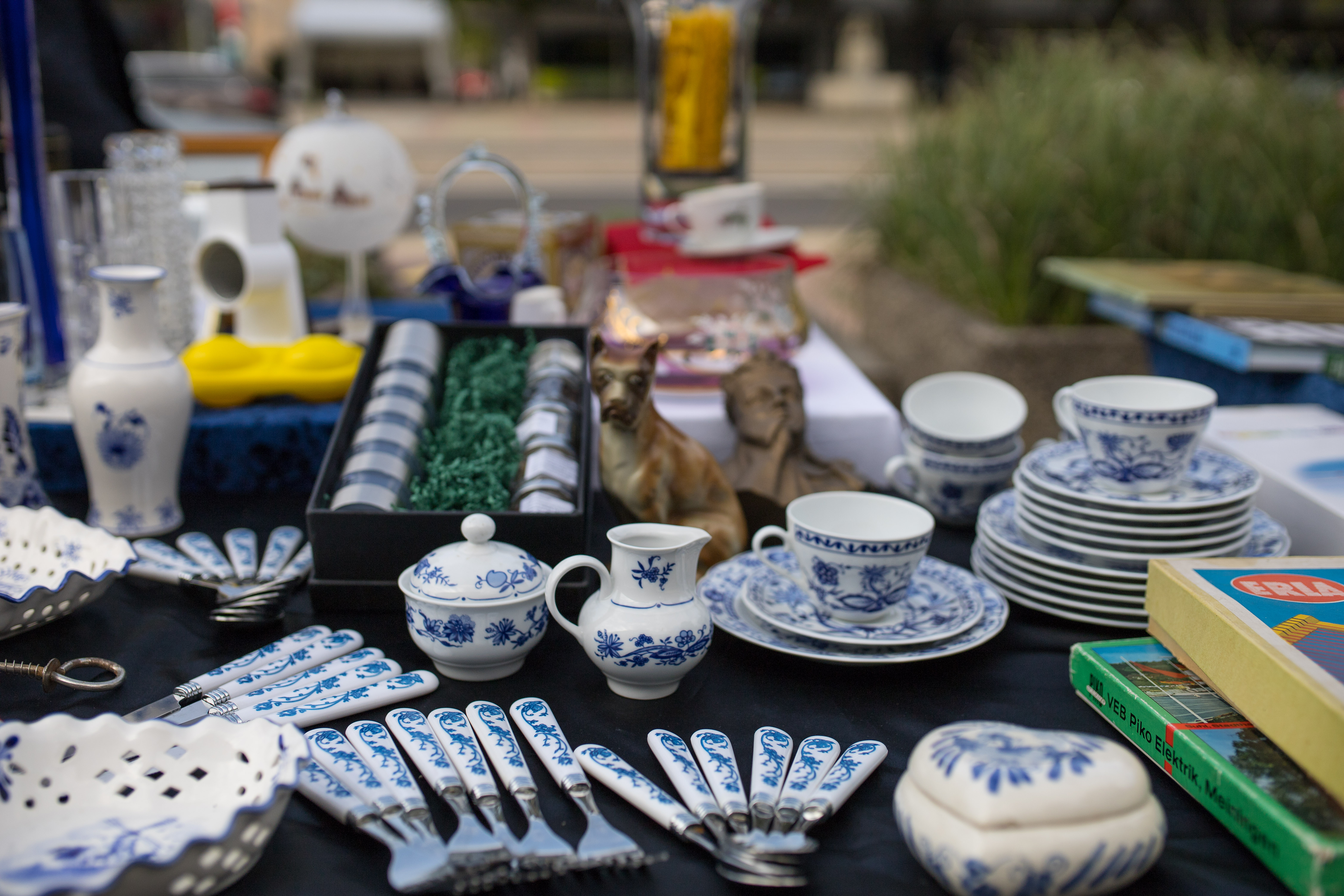 Alte Gegenstände wie Porzellane und Gläser auf dem Flohmarktstand