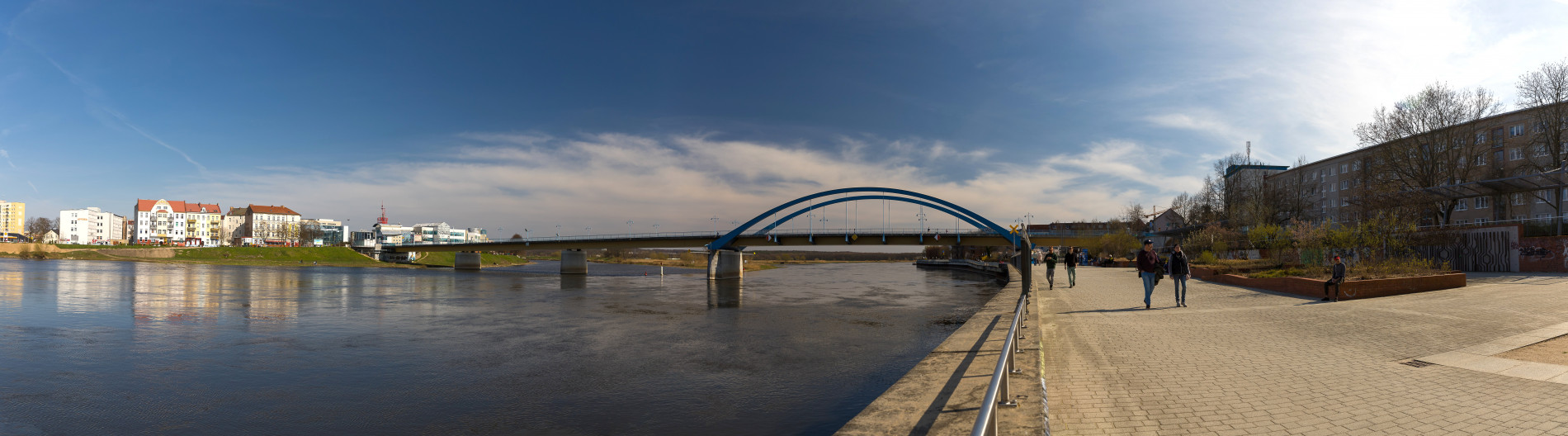 Panorama auf die Stadtbrücke, links Slubice und rechts Frankfurt (Oder), ein paar Fußgänger